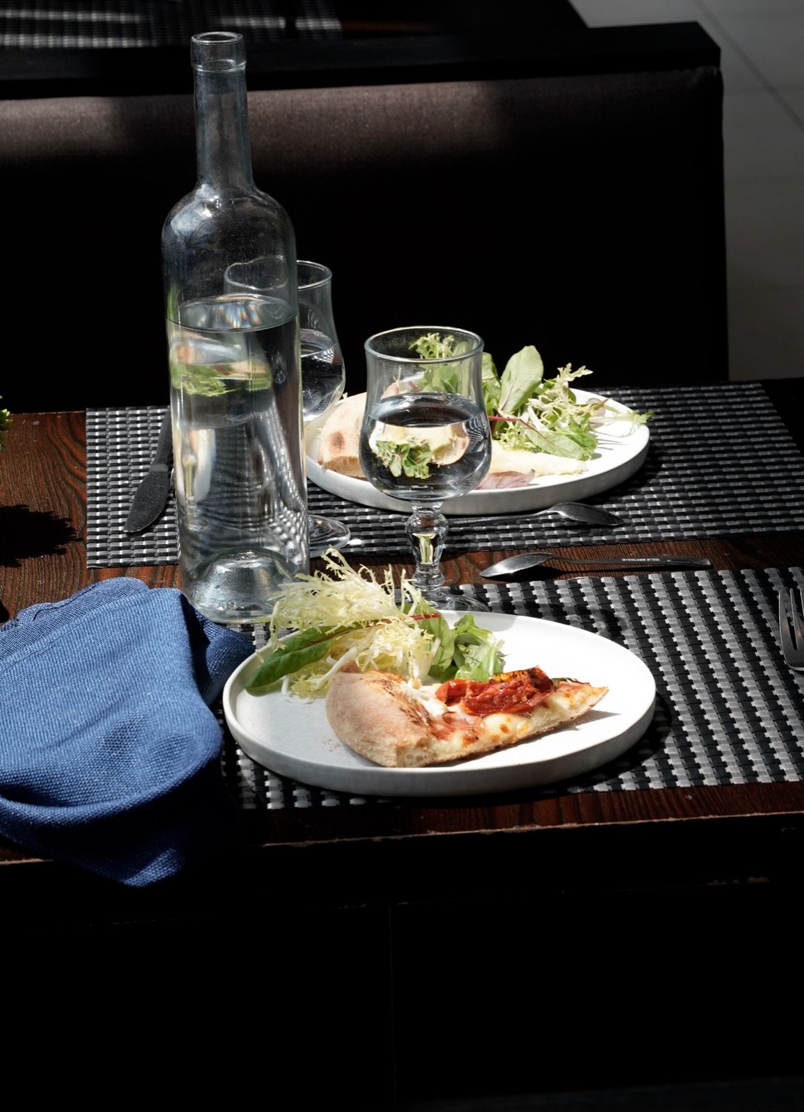 Pizzas servies au restaurant