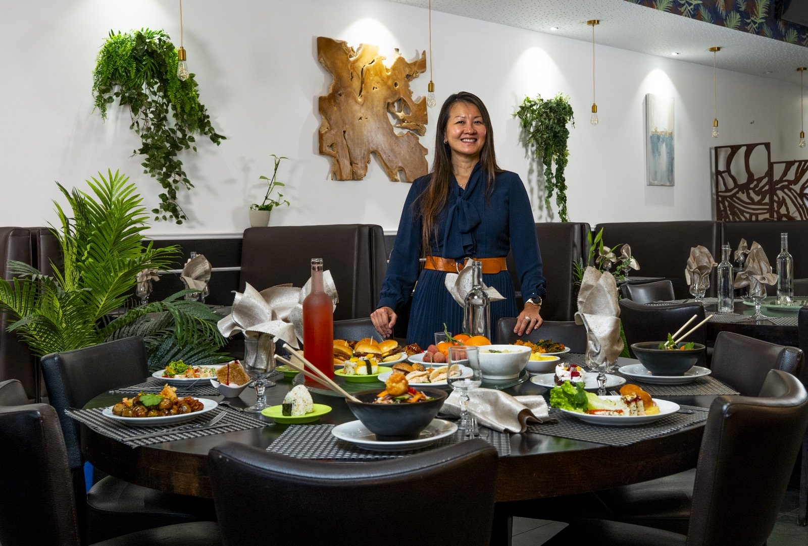 Amélie Zhou, dirigeante du restaurant Abdm, devant une table dressée